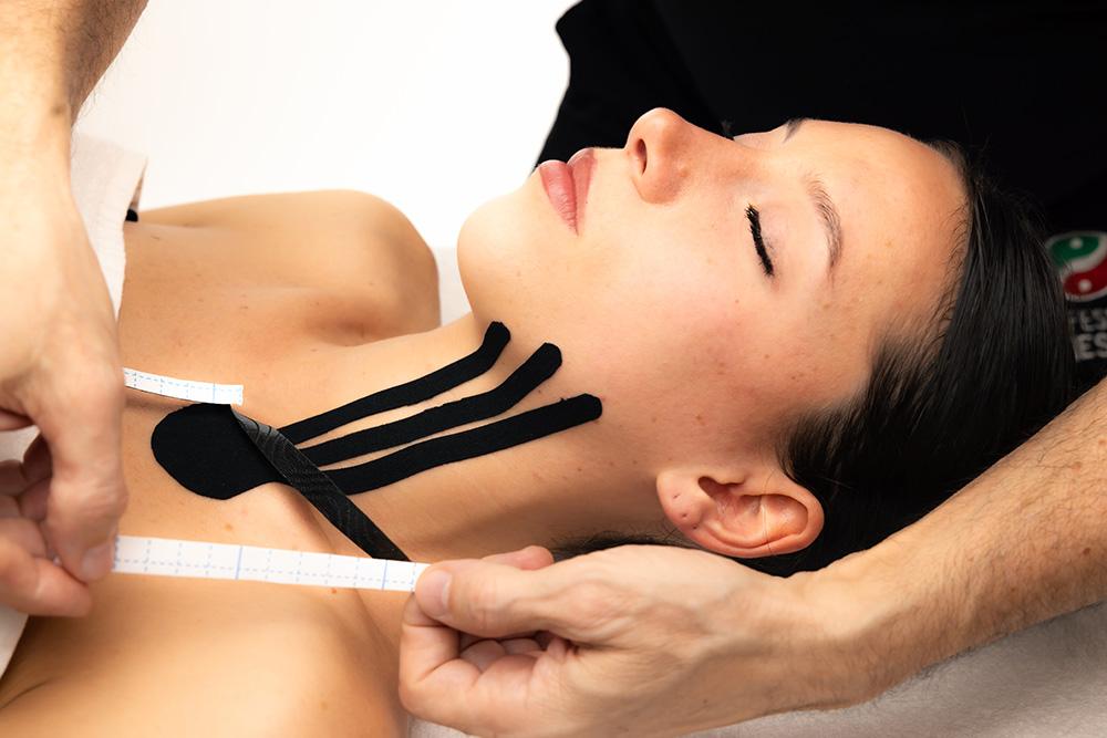 <p>Il Taping Facciale trova molteplici applicazioni in ambito estetico, funzionale e preventivo: &egrave; efficace nel ridurre tensioni muscolari, gonfiori, edemi e segni di affaticamento, migliorando il tono, l&rsquo;elasticit&agrave; e la luminosit&agrave; della pelle.</p>
<p>Contribuisce inoltre al riequilibrio posturale del distretto cervico-facciale e al benessere globale della persona. Questa metodica rappresenta un valido supporto nei trattamenti anti-age, nel rimodellamento dei contorni del viso e nella prevenzione delle principali alterazioni estetiche e funzionali, offrendo risultati visibili, naturali e non invasivi.</p>