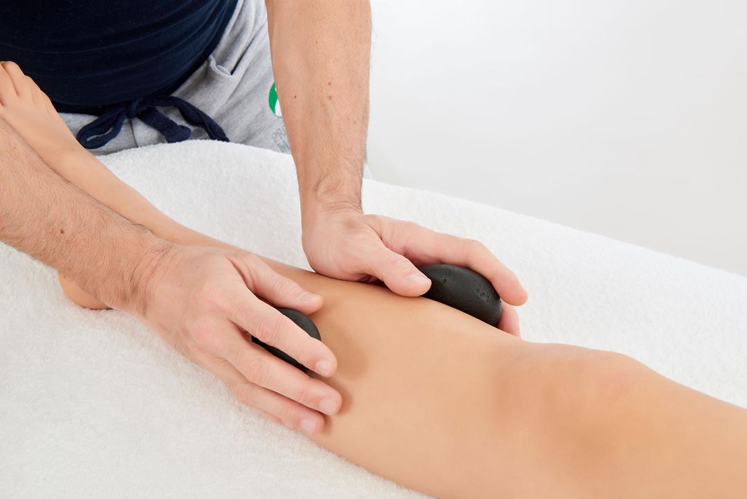 <p dir="ltr">Il massaggio Hot Stone &egrave; una pratica millenaria che deriva dalla tradizione sciamanica degli indiani dell&rsquo;Arizona.</p>
<p class="mt-4" dir="ltr"><strong>Questa disciplina prende ispirazione dall&rsquo;approccio Chakra Balancing e prevede l&rsquo;utilizzo di pietre basaltiche riscaldate per armonizzare corpo e mente</strong>, ristabilendo un equilibrio fisico e psicologico senza pari.</p>
<p class="mt-4" dir="ltr">Attraverso il corso di massaggio Hot Stone offerto dalla nostra scuola, avrai l'opportunit&agrave; di immergerti nella teoria e nella pratica di questa tecnica.</p>