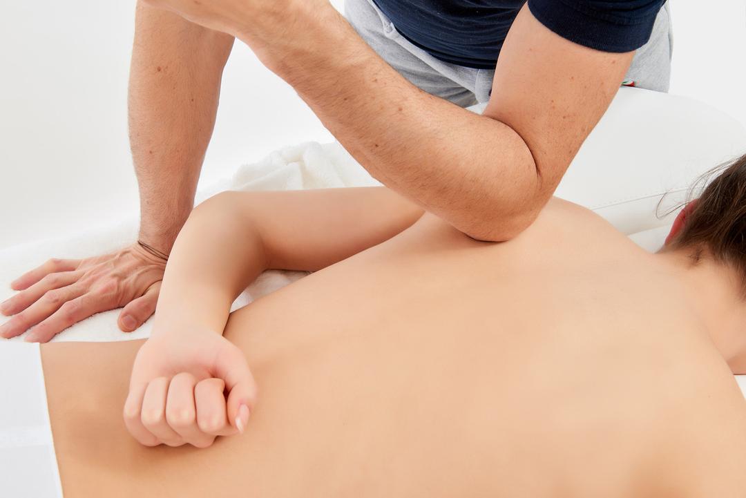 <p dir="ltr">Durante il corso, <strong>imparerai nel dettaglio la struttura e le funzioni della fascia superficiale e profonda, apprendendo come queste influenzino la postura, la performance muscolare e il benessere</strong>.&nbsp;</p>
<p class="mt-4" dir="ltr"><strong>Sar&agrave; data particolare attenzione alla valutazione delle condizioni della fascia e alle disfunzioni del sistema miofasciale,</strong> nonch&eacute; alla differenza tra trattamenti decontratturanti e miofasciali.&nbsp;</p>
<p class="mt-4">Imparerai sin da subito come applicare praticamente entrambi gli schemi di lavoro della fascia, superficiale e profonda, <strong>utilizzando tecniche di pressione e scivolamento mirate per allentare le tensioni della fascia, migliorare e supportare la rigenerazione tissutale</strong>.</p>