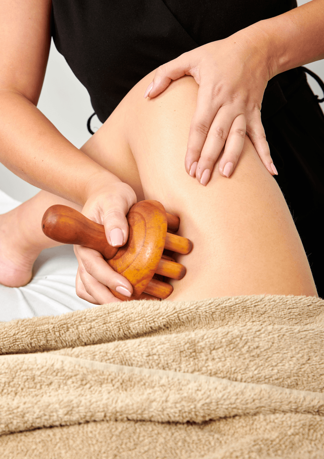 <p dir="ltr"><strong>Il Corso di Massaggio Madero in Aula della Scuola Tao &ndash; Nazionale di Massaggio&reg; &egrave; un&rsquo;esperienza formativa avanzata pensata per chi desidera acquisire una competenza distintiva</strong> nel mondo dei trattamenti corpo. Non un semplice corso tecnico, ma un percorso strutturato per trasformare la conoscenza in abilit&agrave; professionale.</p>
<p dir="ltr"><strong>La formazione si basa su un apprendimento pratico e progressivo</strong>, in cui lo studente viene guidato passo dopo passo nell&rsquo;utilizzo corretto degli strumenti in legno e nell&rsquo;integrazione delle manualit&agrave; specifiche del Massaggio Madero. <strong>Ogni tecnica viene insegnata con l&rsquo;obiettivo di rendere l&rsquo;operatore autonomo, sicuro e capace di adattare il trattamento alle reali esigenze della persona.</strong></p>
<p dir="ltr"><strong>Il metodo firmato Wilson Patino nasce dall&rsquo;unione tra manualit&agrave; mirate e strumenti in legno progettati per lavorare in modo profondo ma naturale</strong>. Questa combinazione permette di stimolare il drenaggio extracellulare, favorire la riattivazione dei processi metabolici e migliorare visibilmente la silhouette, il tono cutaneo e la qualit&agrave; dei tessuti.</p>
<p><strong>Il corso &egrave; ideale per chi vuole ampliare la propria offerta professionale</strong> con un trattamento sempre pi&ugrave; richiesto, efficace e non invasivo. <strong>Una formazione che unisce competenza tecnica, visione moderna del benessere e approccio naturale al corpo</strong>, nel pieno rispetto degli standard di eccellenza della Scuola Tao.</p>