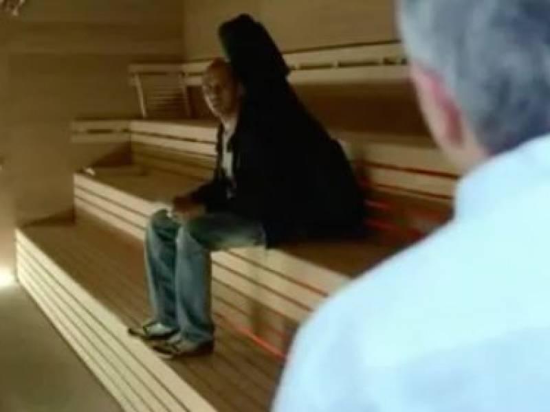 Checco Zalone nella Sauna