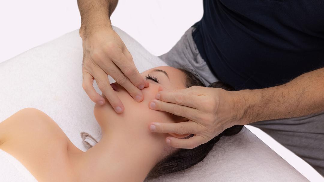 <p dir="ltr"><strong>Il massaggio Kobido consente di lavorare in modo preciso e dettagliato su viso, collo e d&eacute;collet&eacute;</strong> attraverso una sequenza di movimenti armonici e variegati, che combinano frizioni, pressioni, vibrazioni e tocchi mirati.</p>
<p class="mt-4" dir="ltr">Questi movimenti consentono sia di eliminare le tensioni causate da contratture, posture errate e stress mandibolare, sia di offrire un effetto lifting immediato e naturale, visibile gi&agrave; al termine della seduta.</p>
<p class="mt-4" dir="ltr"><strong>Durante il corso, sarai guidato dai nostri insegnanti attraverso la teoria e la pratica di questo massaggio, approfondendo le sue origini e i suoi principi fondamentali.&nbsp;</strong></p>